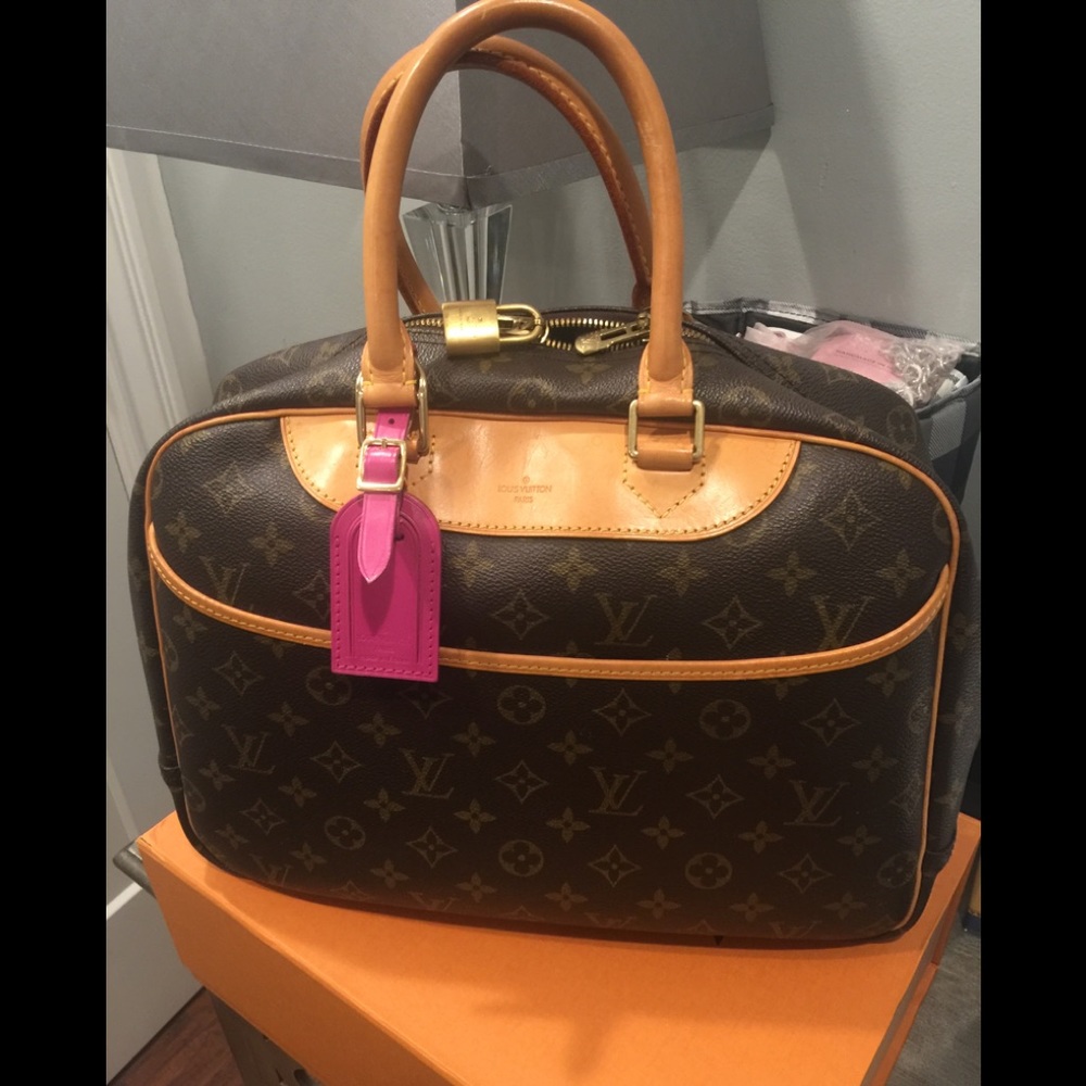 Authentic Louis Vuitton Deauville satchel💕